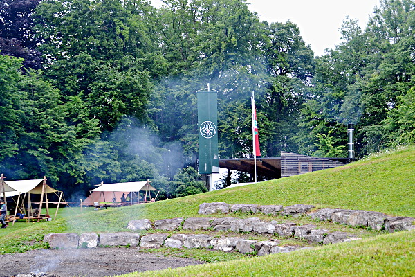 Bild: Eurocamp mit Lagerfeuer